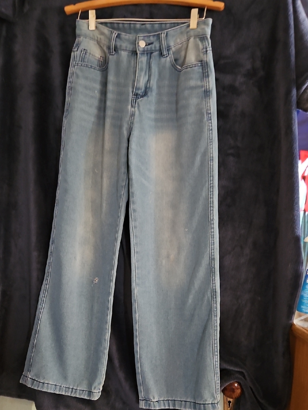 Light Wash High-Rise Wide Leg Jeans 28 Waist. Small Hole See Photo